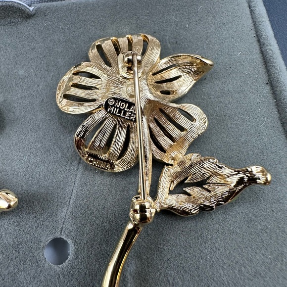 Vintage Nolan Miller Clear Swarovski Rhinestone Enamel Flower Brooch Pin 2 set - Picture 9 of 16